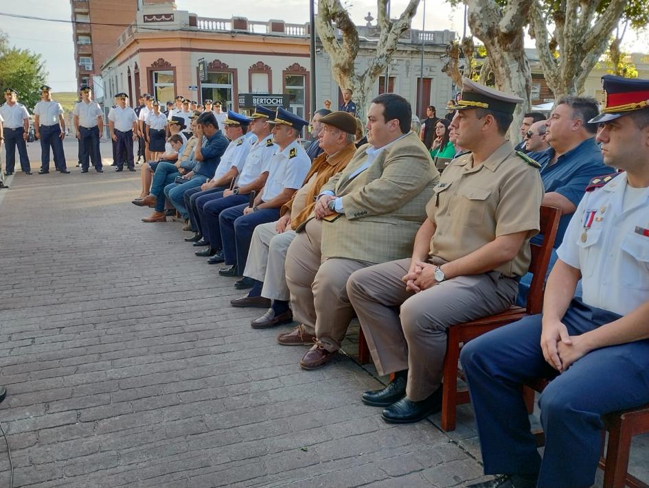 Público presente en acto de imposición de Sub jefe y del Dir de coordinación ejecutivo Público presente en acto de imposición de Sub jefe y del Dir de coordinación ejecutivo