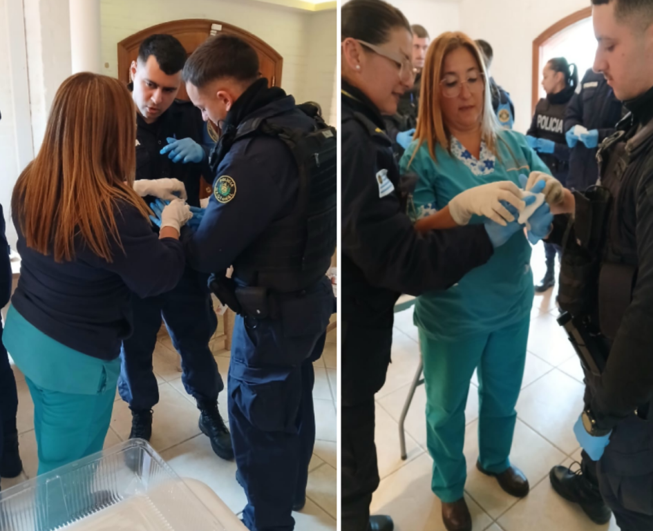 jornada de capacitación sobre actuación ante partos inminentes en el ámbito extrahospitalario Policias durante preparación para la atención de partos inminentes