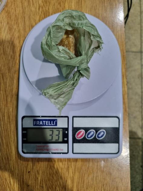 Pasta base de cocaina incautada en allanamiento en al ciudad de Melo. Balanza de precisión, pasta base de cocaína.