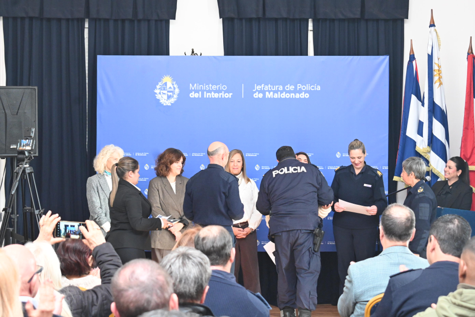 Psicologas y encargada de PCOP Suboficial Ines Thexeira