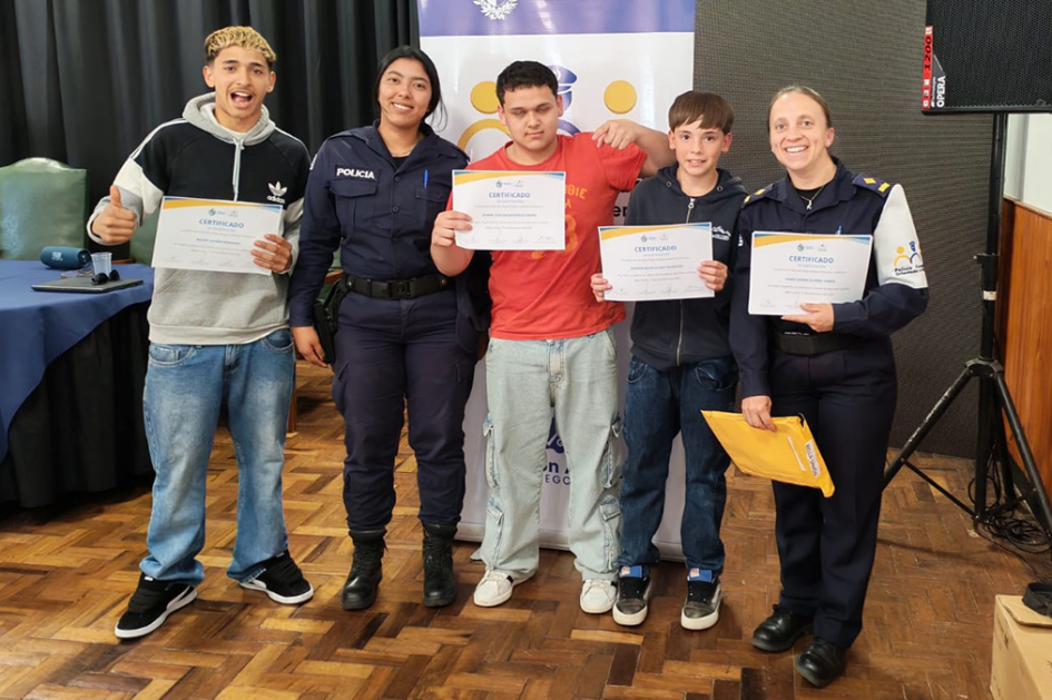 Policías Comunitarios y participantes en Escuela de Seguridad Ciudadana en Bella Unión
