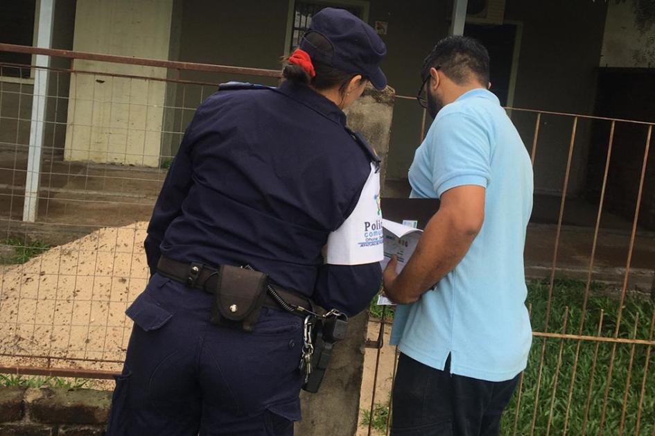 Policía Comunitaria y personal de la Intendencia de Artigas visitando hogares.