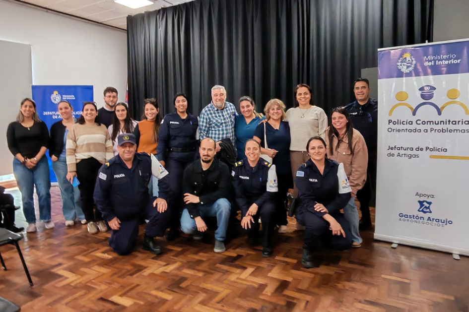 Policías Comunitarios, equipo multidisciplinario de Centro de Salud, INJU y participantes