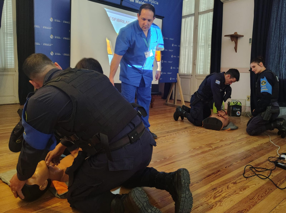 Policias practicando RCP