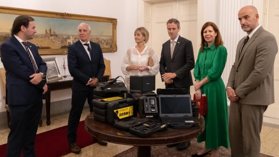 autoridades recibiendo la donación