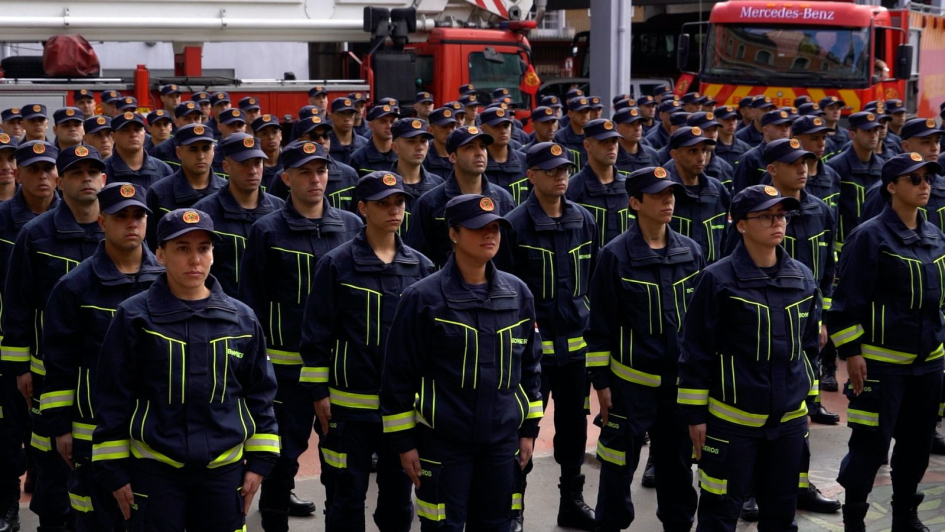 Egresan 134 bomberos en una emotiva ceremonia marcada por el recuerdo y el deber