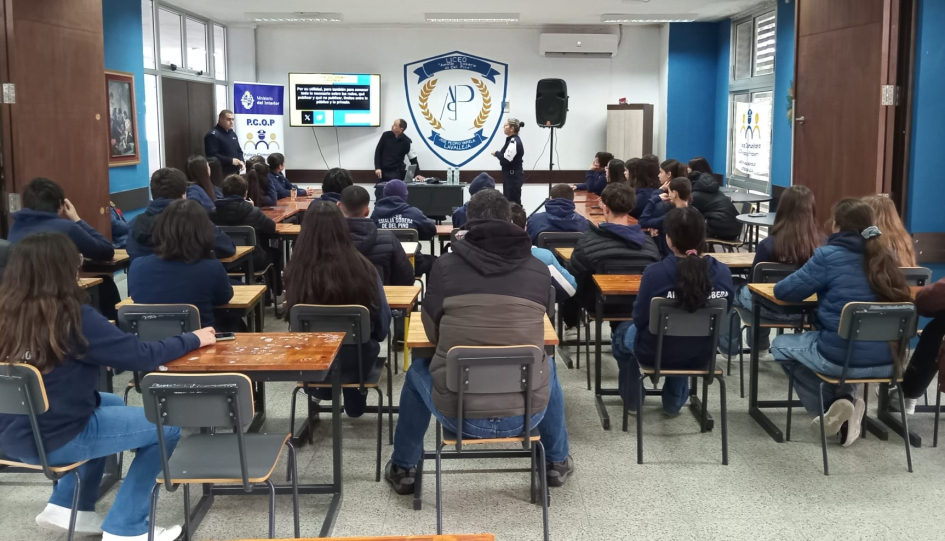 Policias frente a alumnos liceales 