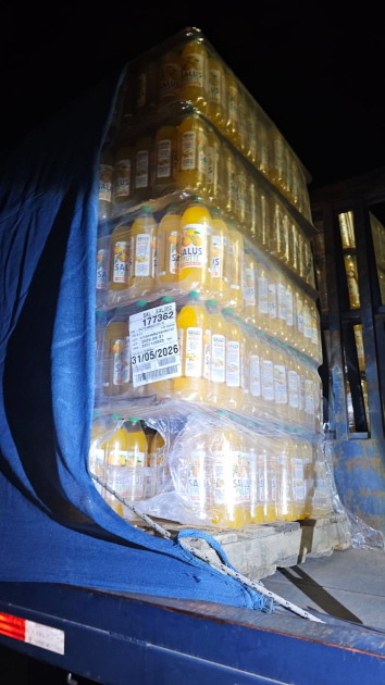 Pallet con bebidas frutales dañado