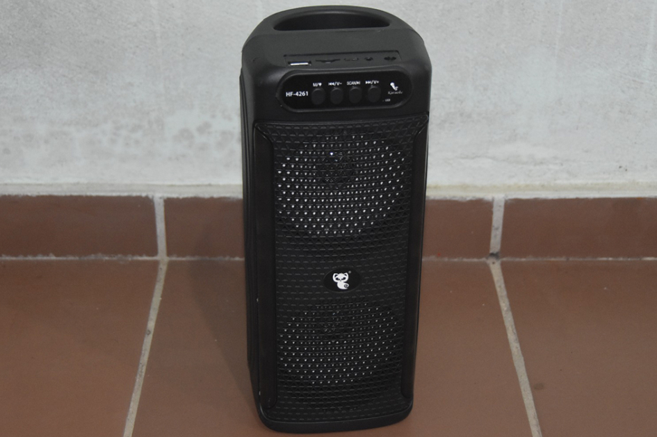 Parlante marca HF modelo 4261 recuperado por la policía.