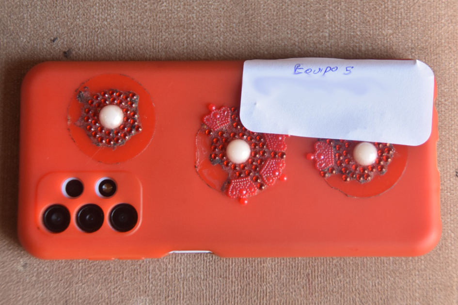 Parte trasera de equipo celular incautado por la policía