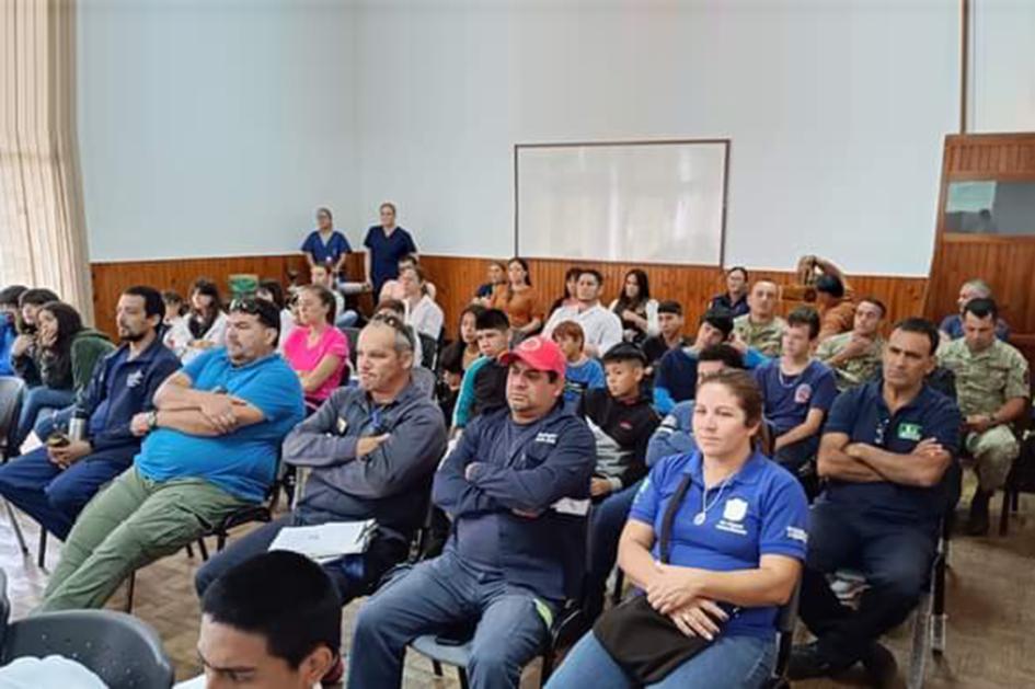 Participantes de la reunión y charla informativa. Participantes de la reunión y charla informativa.