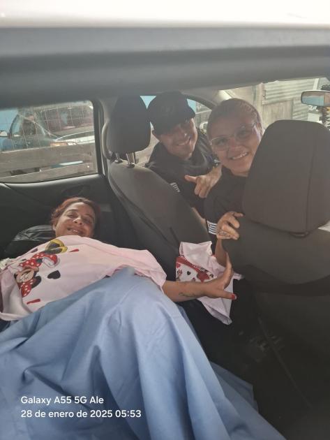 Efectivos policiales por trasladar a la mamá y la bebé. Efectivos policiales por trasladar a la mamá y la bebé.