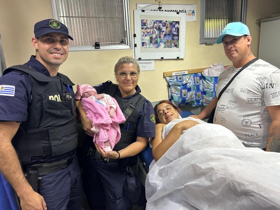 Policías con la bebé, la madre y el padre en el centro asistencial. Policías con la bebé, la madre y el padre en el centro asistencial.