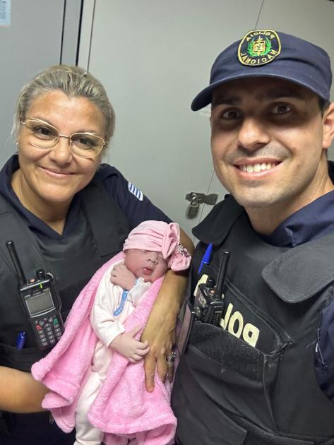 Policías con la recién nacida. Policías con la recién nacida.