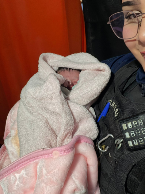 Policías que asistieron el parto junto a la bebé