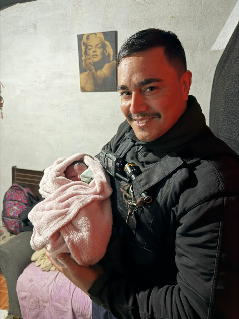Policías que asistieron el parto junto a la bebé