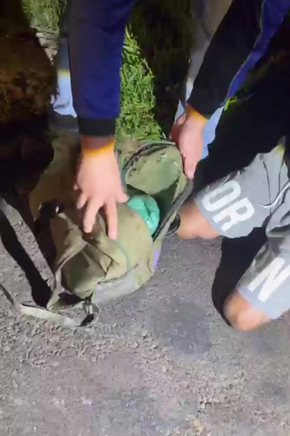 Persona detenida por la policia con mochila con estupefacientes