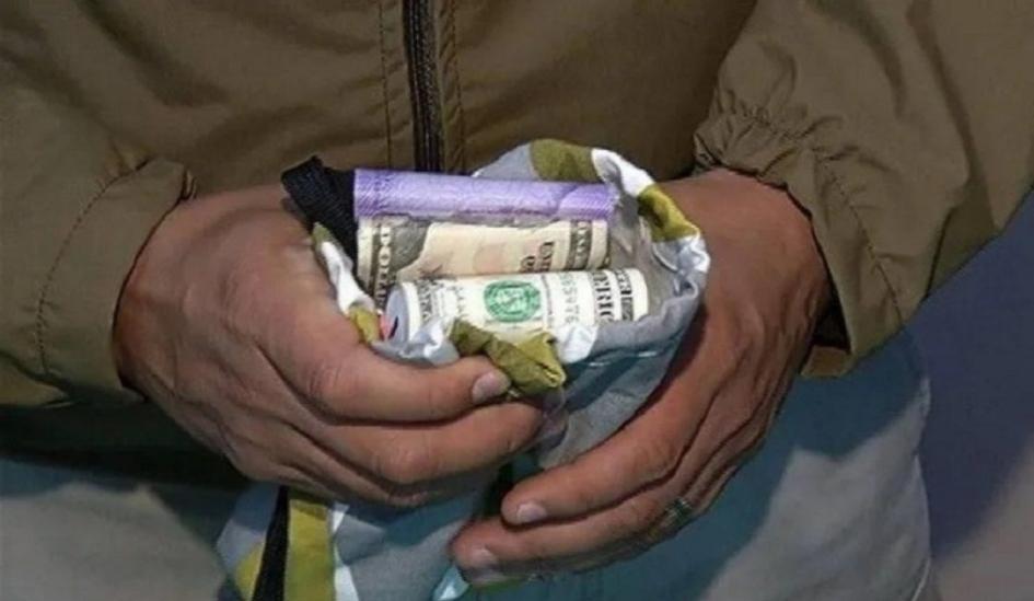 Manos arrugadas con fajo de dinero