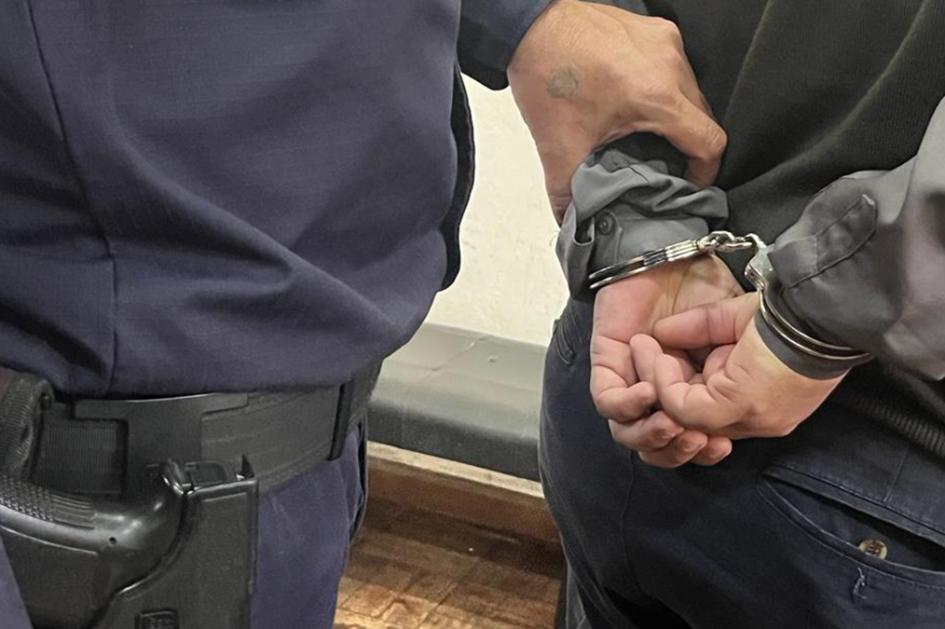 Persona detenida y esposada por la Policía. Imagen ilustrativa.