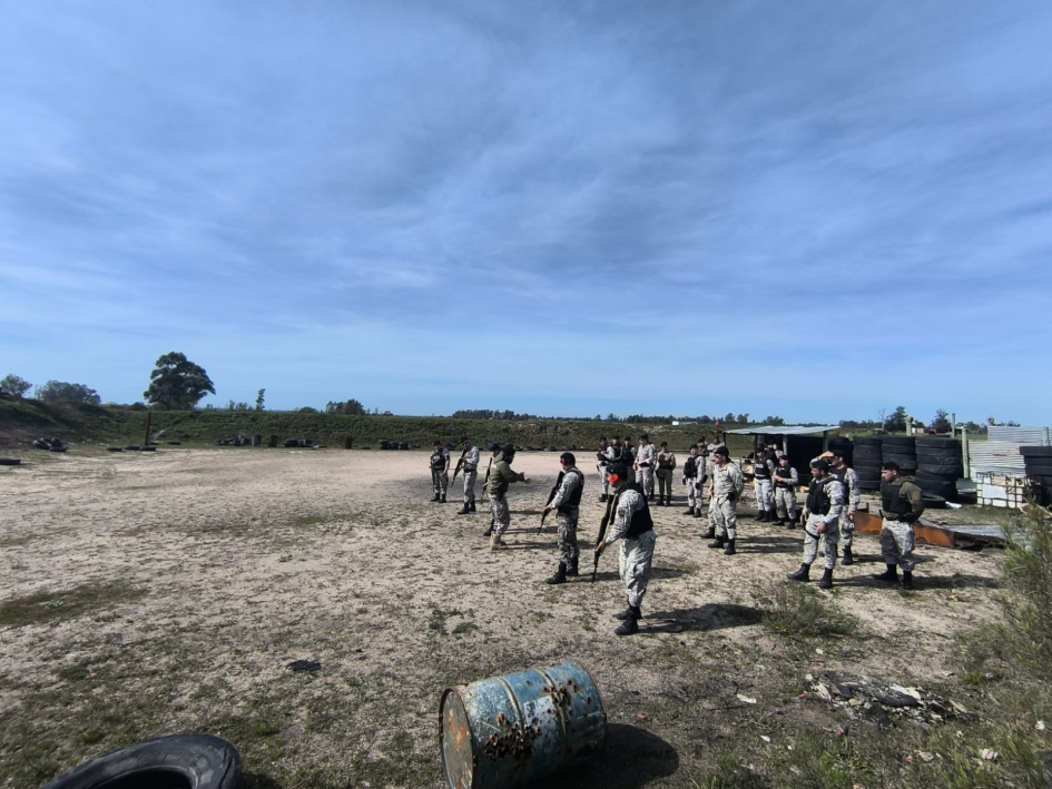 Policías en campo de entrenamiento