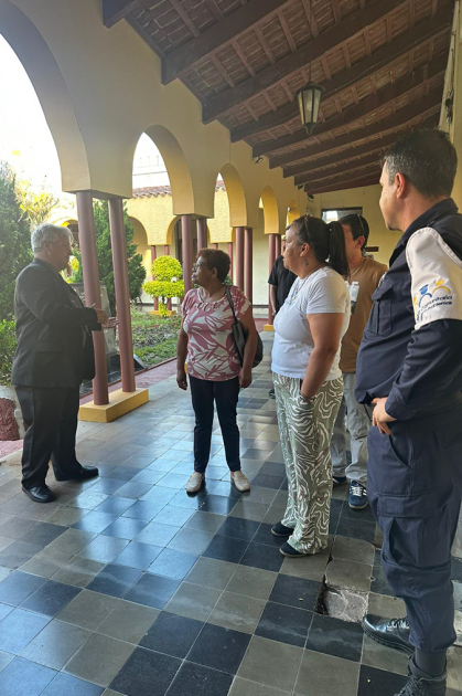 Personal de Prensa y de Policia Comunitaria de Jefatura recibiendo vistantes.