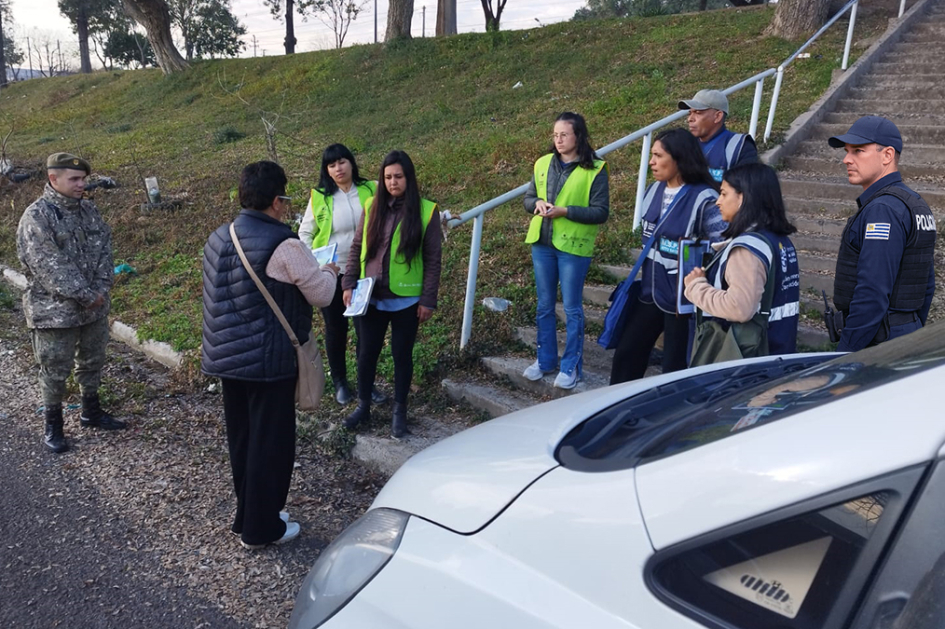 Personal ploicial, militar, sanitario y municipal coordinando acciones.