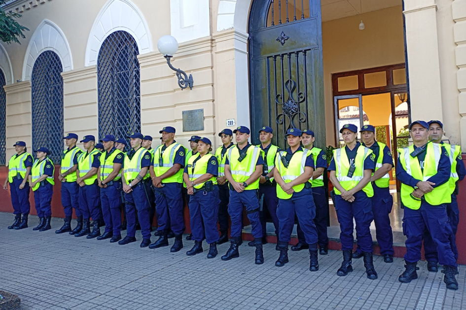 Personal policial formados frente al Edificio de Jefatura de Policía de Artigas.