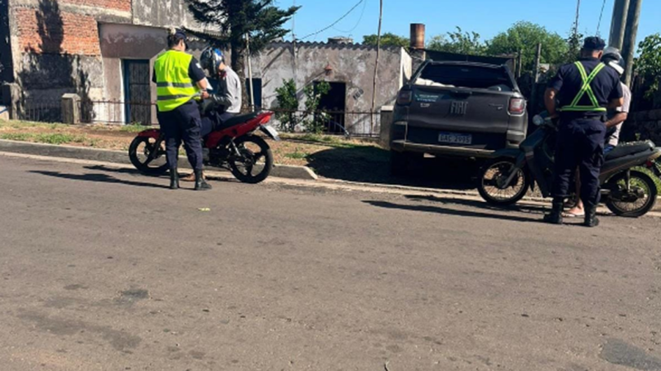 Personal policial realizando control a dos motociclistas