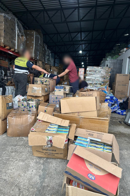 Personal policial y de Aduana con mercadería inacautada. Personal policial y de Aduana con mercadería inacautada.