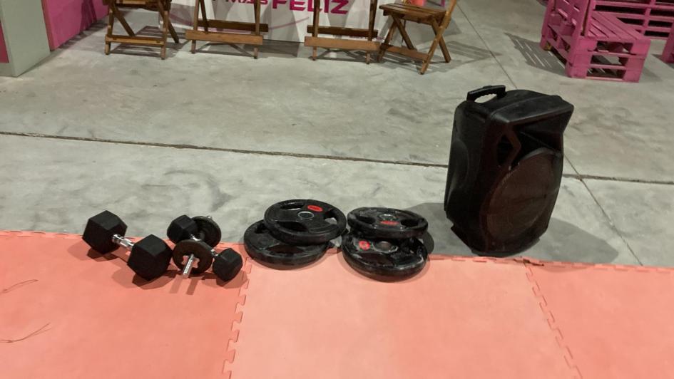Objetos recuperados luego de ser hurtados. Pesas y parlantes recuperados.