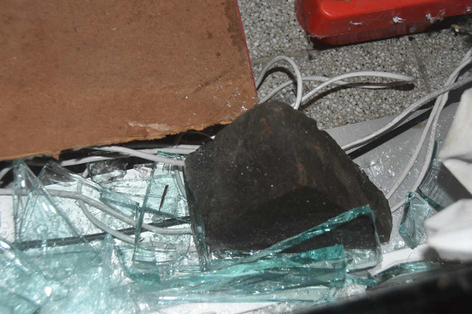 Piedra utilizada para romper vidrio de comercio Piedra utilizada para romper vidrio de comercio