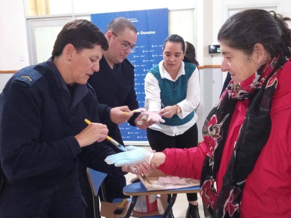 PINTANDO LA MANO A LOS ALUMNOS 
