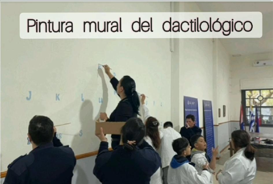 PINTANDO LETRAS DEL MURAL