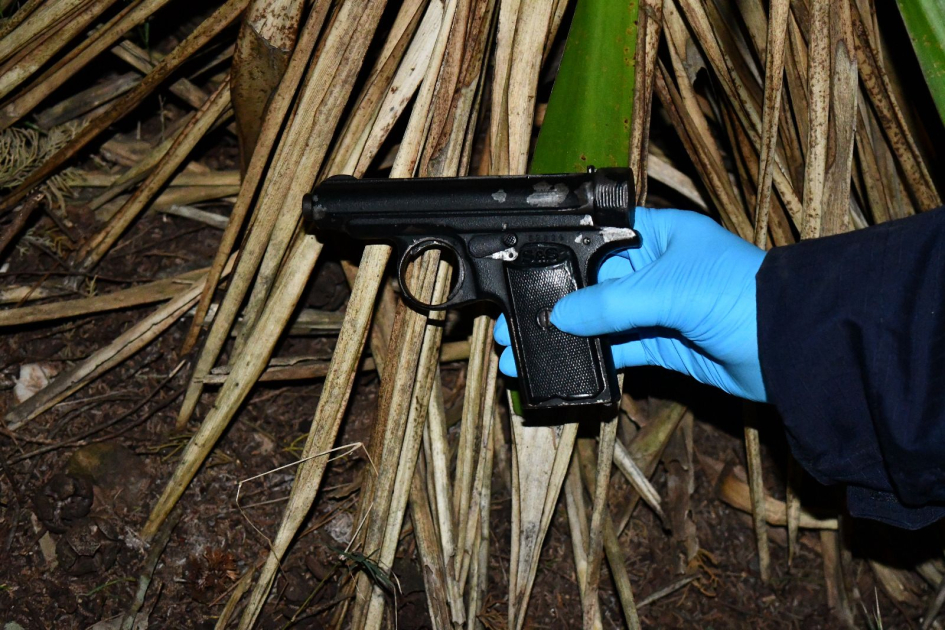Pistola incautada a hombre con antecedentes en Cerro Artigas Pistola incautada a hombre con antecedentes en Cerro Artigas