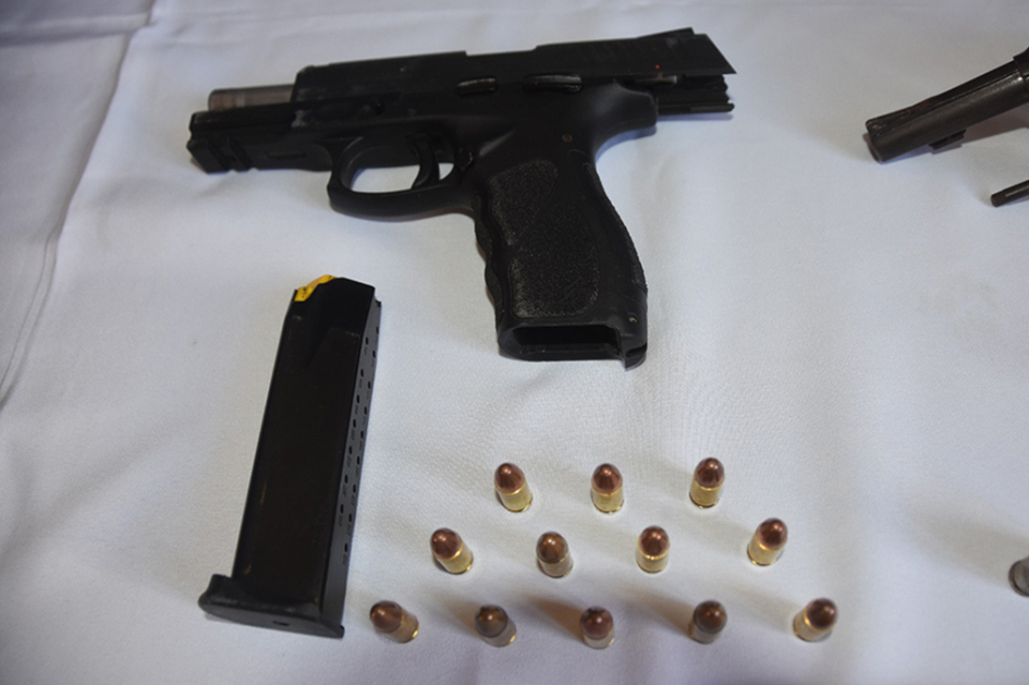 Pistola y municiones incautados por la policía. Pistola y municiones.