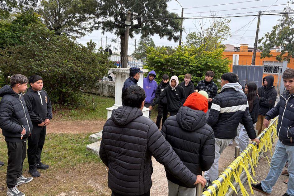 Policía Comunitario con Alumnos frente a UTU