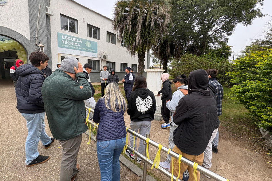 Policía Comunitario con Alumnos y docentes frente a UTU