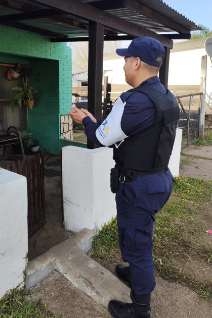 Policía Comunitario visitando una casa de familia.