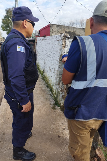 Policía Comunitario y sanitario visitando una casa de familia.