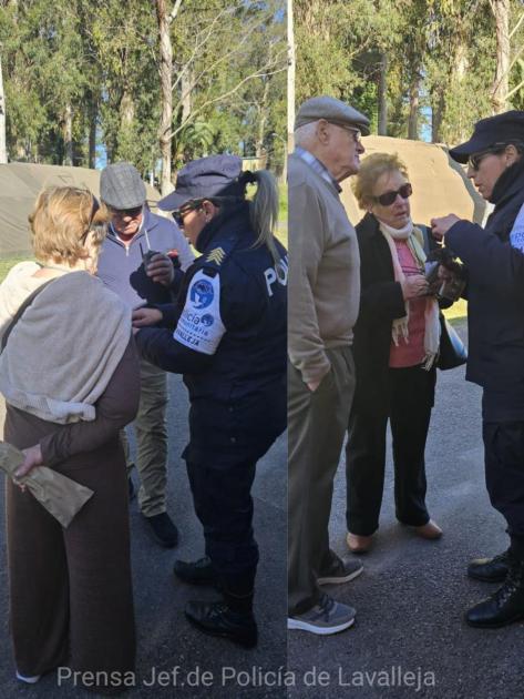 Funcionaria de Policía Comunitaria asesorando a personas Funcionaria de Policía Comunitaria asesorando a personas