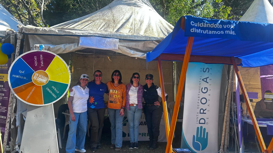 Policía comunitaria junto a integrantes de Junta departamental de drogas en stand en Parque Rodó