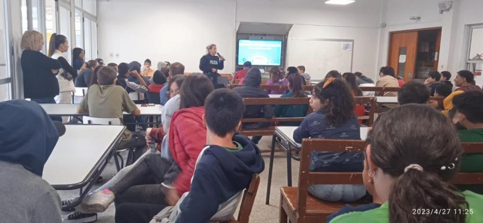 Policias comunitarios en charla sobre redes sociales en liceos Policias comunitarios en charla sobre redes sociales en liceos