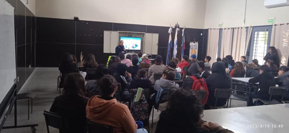 Policias comunitarios en charla sobre redes sociales en liceos Policias comunitarios en charla sobre redes sociales en liceos