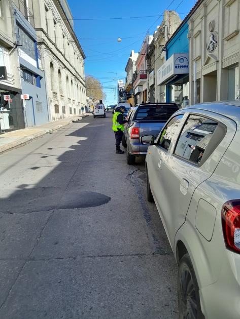 Policía comunitario colocando folletería preventiva en vehículos Policía comunitario colocando folletería preventiva en vehículos