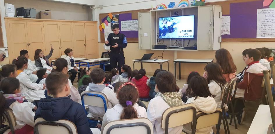 Policía comunitario con alumnos de escuela Policía comunitario con alumnos de escuela