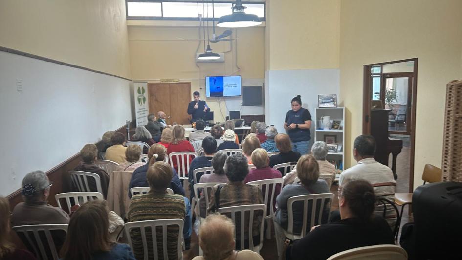 Policía comunitario de PCOP de Lavalleja en charla para adultos mayores Policía comunitario de PCOP de Lavalleja en charla para adultos mayores