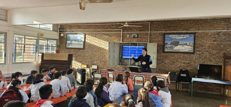 Policía comunitario de PCOP de Lavalleja en charla para escolares Policía comunitario de PCOP de Lavalleja en charla para escolares