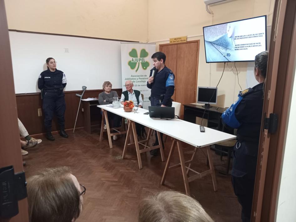 Policía comunitario de PCOP de Lavalleja en charla para escolares Policía comunitario de PCOP de Lavalleja en charla para escolares