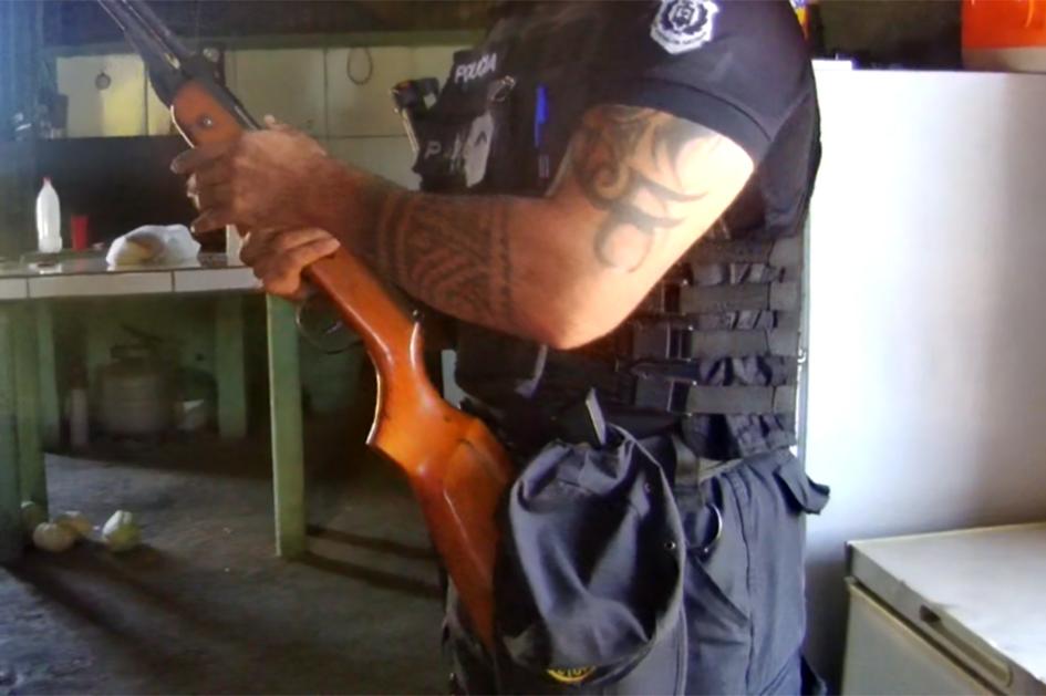 Policía con arma incautada. Policía con arma incautada.