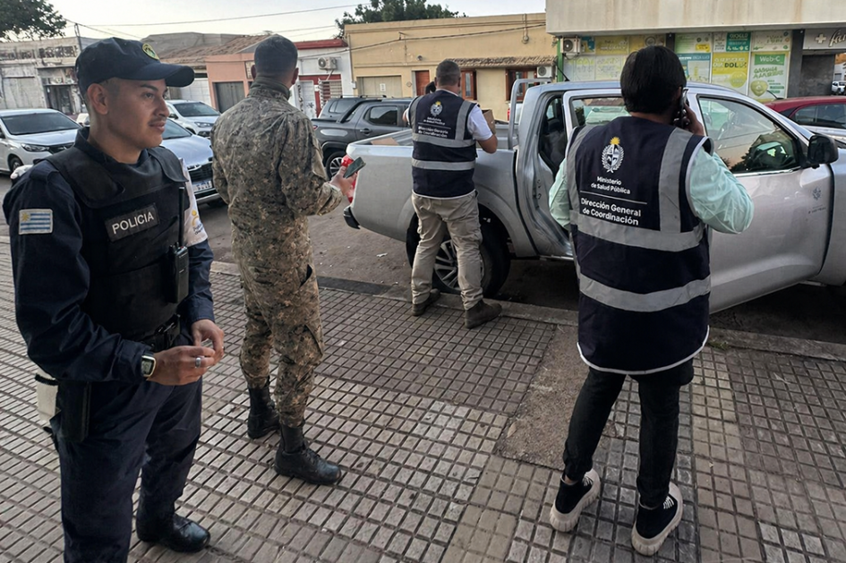 Policía con soldado y 2 funcionarios de Salud Pública
